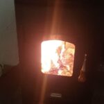 Bois de chauffage : le choix surprenant de l’essence à brûler pour un poêle propre