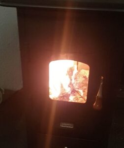 Bois de chauffage : le choix surprenant de l’essence à brûler pour un poêle propre