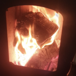 Buche pas sèche : pourquoi elle charbonnne sans vraiment brûler au coeur ?